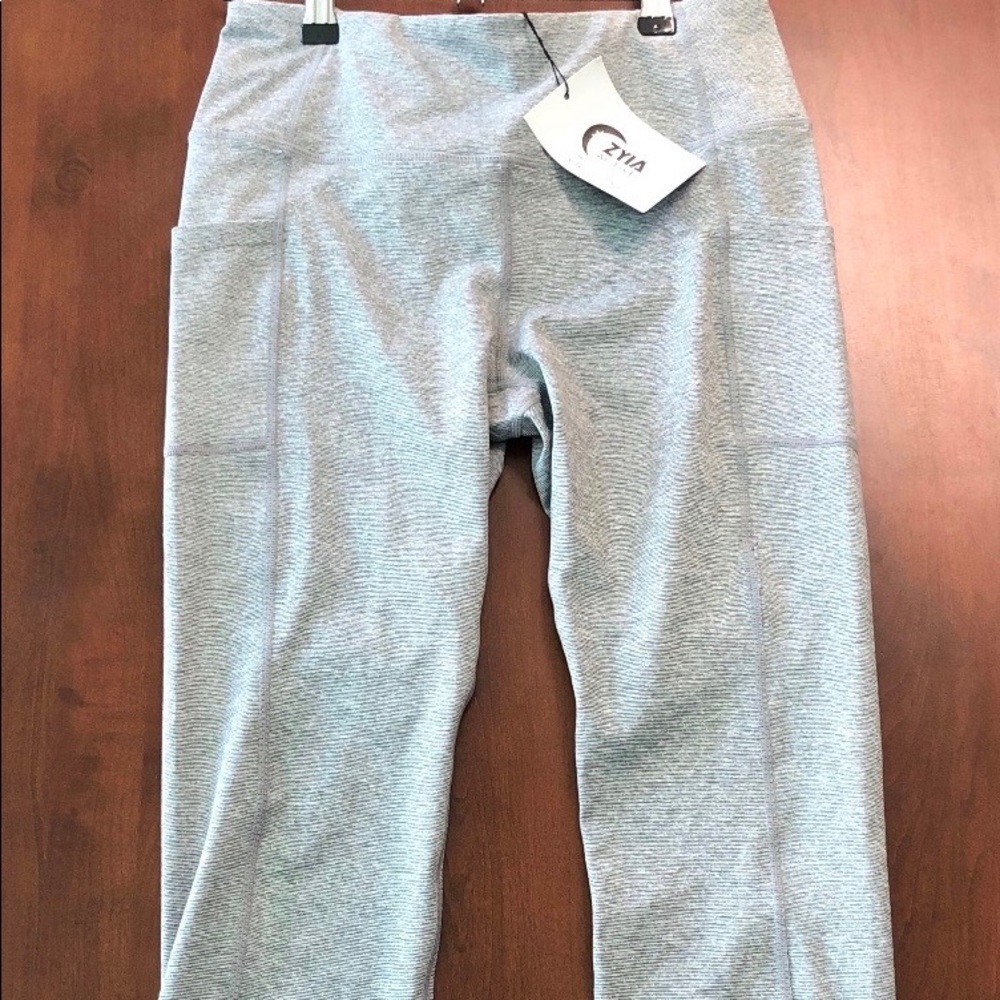 Zyia grey light n tight hi-rise Capri leggings
